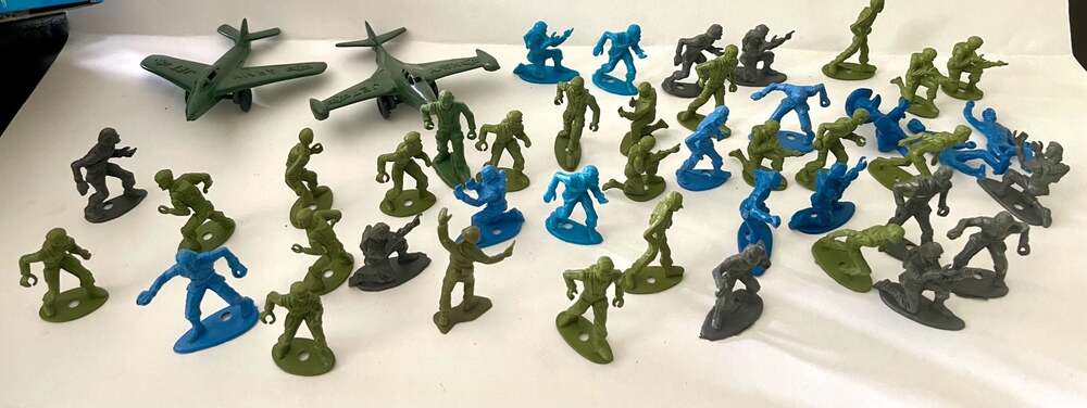 Vintage MPC Ring Hand Plastic Army Men Toy Soldier Figures Lot with Toy Airplane